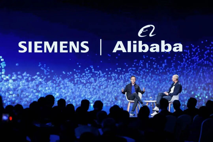 阿里巴巴集团主席蔡崇信在大会上与博乐仁对话