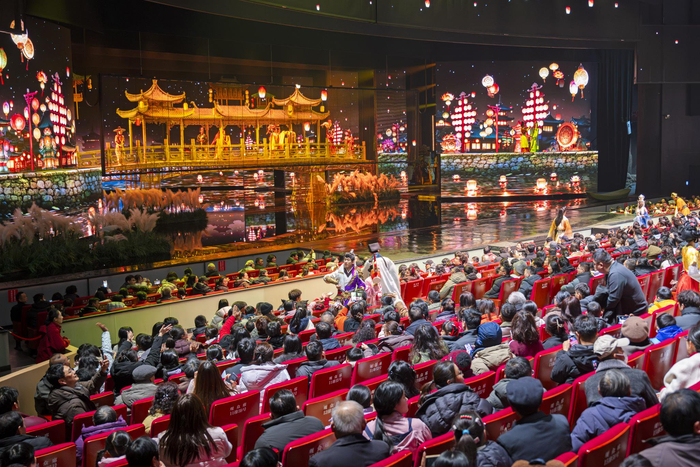 ▲大型沉浸式文旅演艺《锦绣太平》吸引大量游客观看    受访者供图