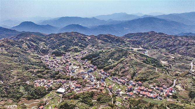 如今的军营村已成为“百姓富、生态美”的新农村。（记者 杨进福 摄）