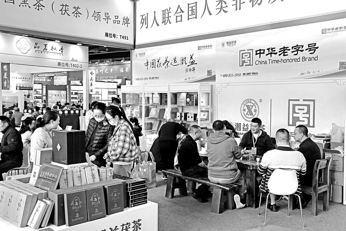 　　益阳茶企业参加成都茶博会展示黑茶产品 龚晔 摄