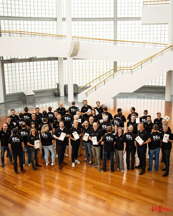 ▲客户在奥地利萨尔茨堡庆祝开发科技智能电表安装量达到95%