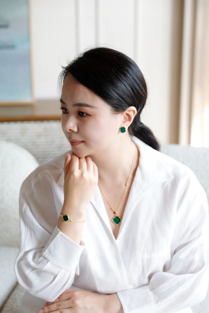 还有一款纯金属镂空，非常百搭日常，和任何衣服都能巧妙适配。