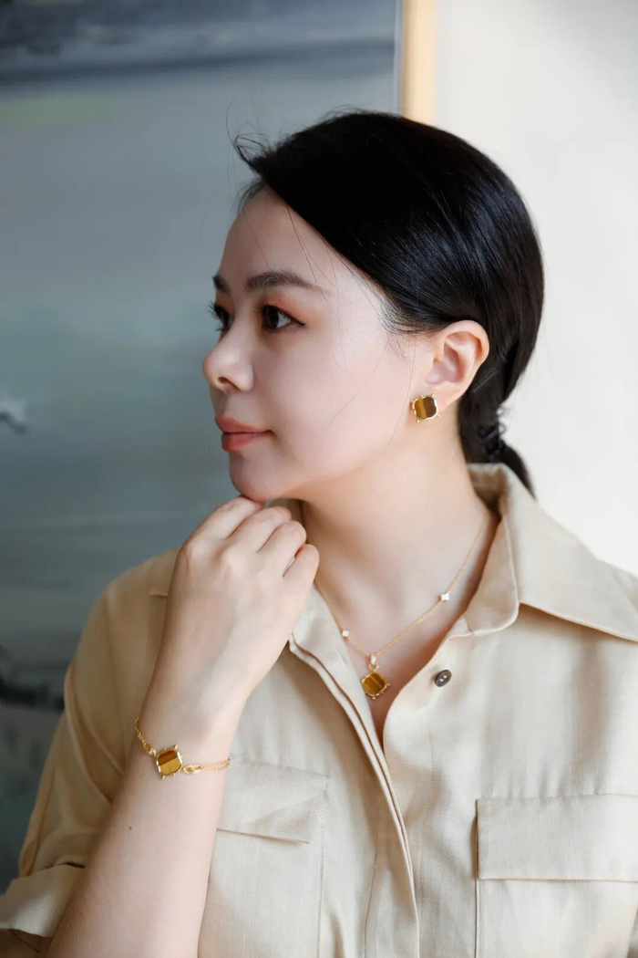 以及黑玛瑙，哑光质感配合精细嵌钻，极致的黑白对比，这是最不挑人的百搭款。它像一件微缩的雕塑作品，复古又有现代感~