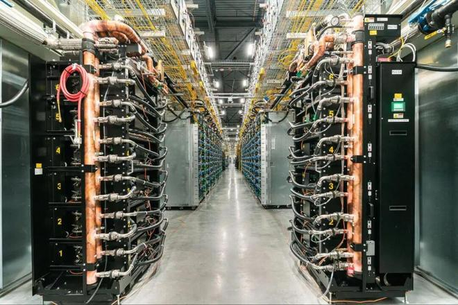 TPU的液冷设备 图片来源：Google Cloud