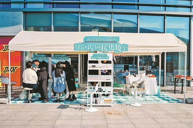 　　屈臣氏去年设置的观演妆造快闪摊位。