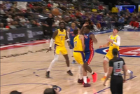 防守也建功！东契奇封堵进攻线路 造成杜伦进攻犯规