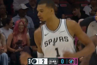 First blood！卡斯尔借掩护突破抛传 助飞文班轻松空接暴扣！