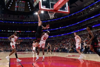 这球很坚决！申京转身过人直杀篮下 起飞单臂隔扣米勒打进加罚