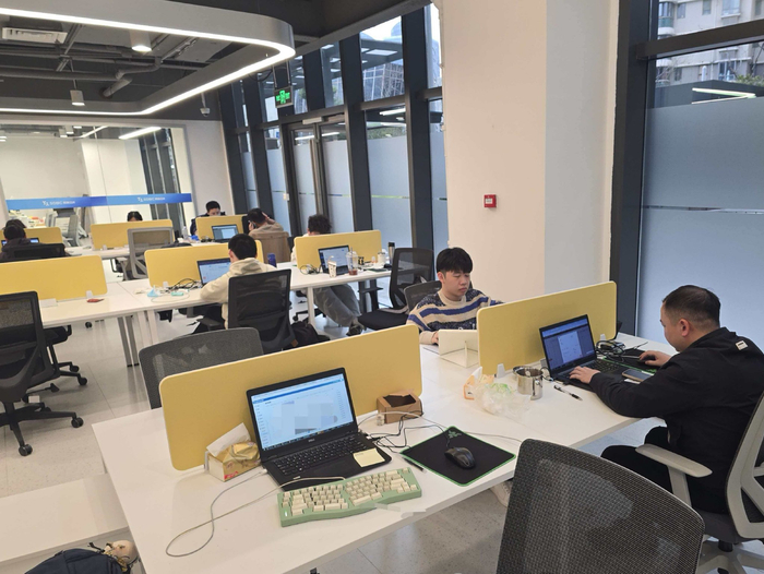 原力社区一楼的开放式办公空间。劳动报记者于玘珺 摄影