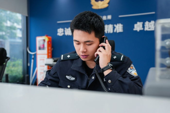 在打电话回访的凌宇锴。