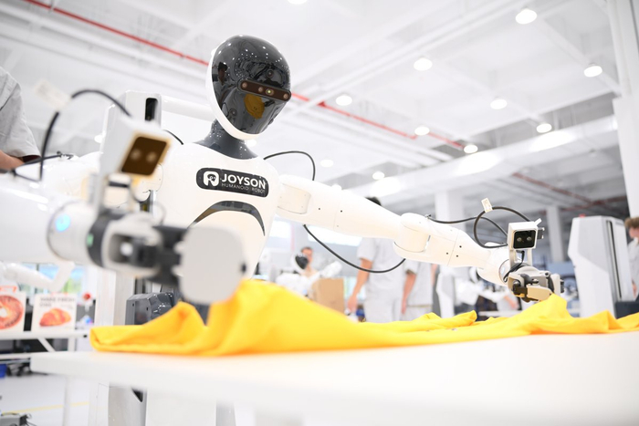 普智未来的人形机器人正在进行叠衣服的测试。孙佳骏 殷聪摄