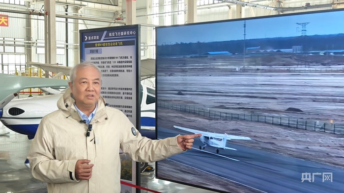 吴光辉院士在航空飞行器研究中心中试车间向记者介绍目前正在研发的飞行器 （央广网记者 郭璁悦 摄）