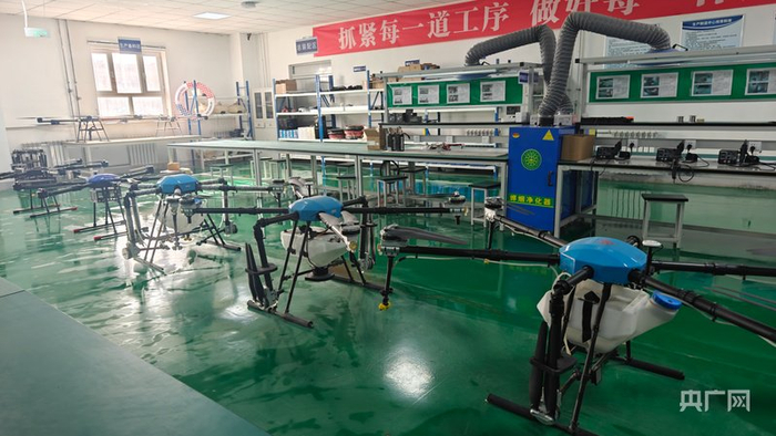 无人机生产车间 （央广网记者 郭璁悦 摄）