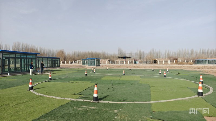 学员正在培训基地练习无人机飞行 （央广网记者 郭璁悦 摄）