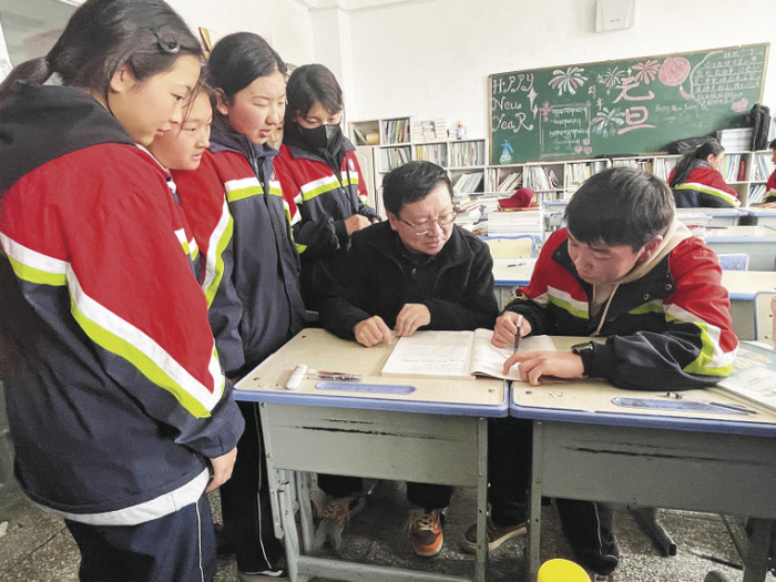 课间辅导，解疑释惑。祁万强 摄