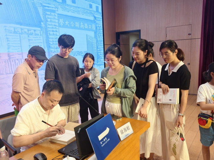 去年9月，徐海蛟在宁波图书馆为读者签书。周晓思/摄
