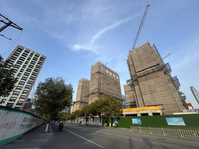 企业拿地补仓意愿强烈。冯瑄 摄