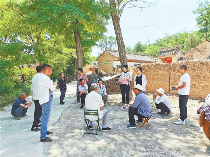 工作人员在乡村宣传“一键申报”。甘肃省农业农村厅供图