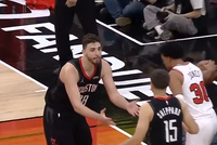 谢泼德包夹下手掏球犯规 申京极度沮丧摊手抱怨：你手往上伸啊！