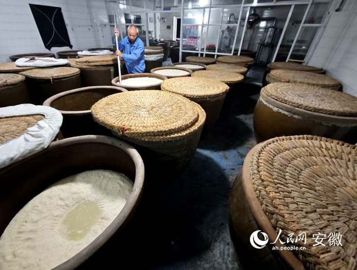 砖桥米酒发酵车间。人民网记者 汪瑞华摄