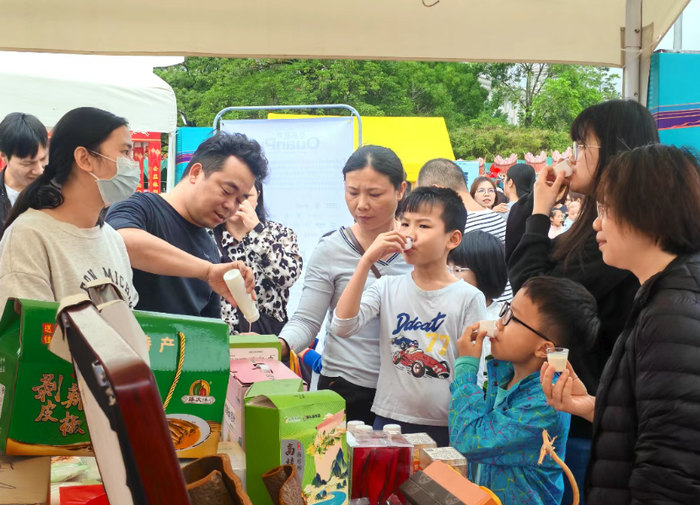 △ 2026肇庆广府文化庙会上，高要农投恒德福公司推出高桂米植物酸奶，吸引不少市民群众前来尝鲜。图源 高要农投恒德福