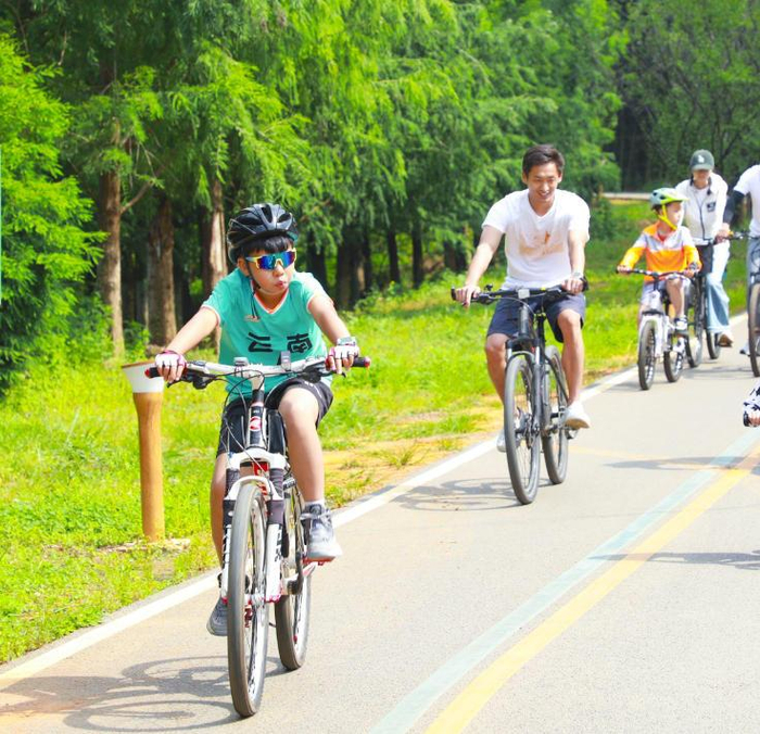 滇池绿道健康骑行成为市民休闲新风尚。 吴沛钊 摄
