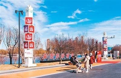 市民在北京城市副中心运河西岸享受暖阳。杜智广摄