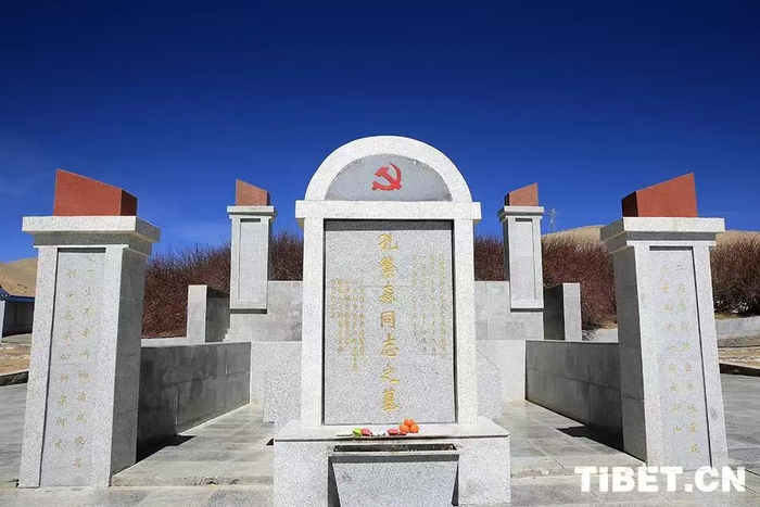 西藏阿里地区狮泉河烈士陵园内孔繁森同志之墓 摄影：陈卫国