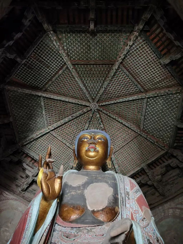 木塔一层平闇藻井与大佛像。