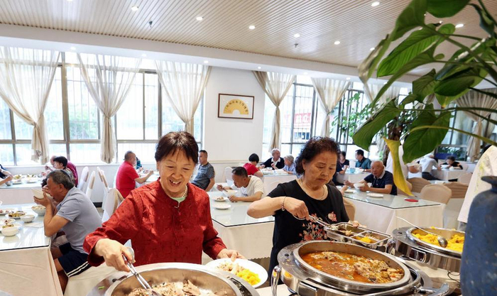 来云南旅居的老人在曲靖市麒麟区文华街道旅居食堂用餐。陈飞 摄