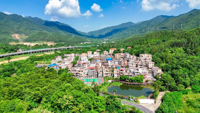 △兰龙社区生态环境优美，青山绿水环绕。图源 端州发布