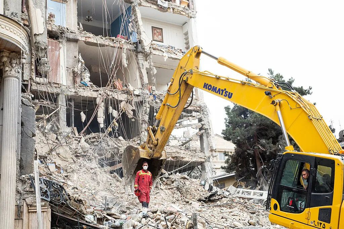 当地时间23日，伊朗德黑兰一栋居民楼遭导弹袭击。