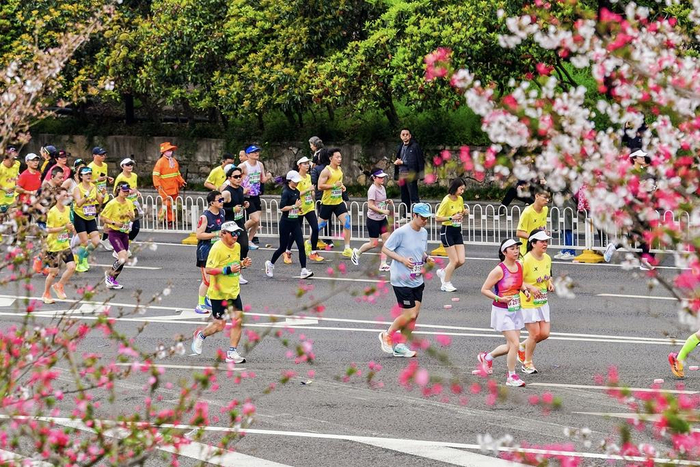 武汉马拉松跑者跑者跑进“春天”