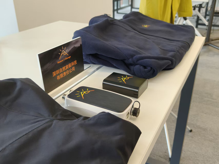 深圳自然宸极科技有限责任公司展出的全域自适应温控服饰。资料照片