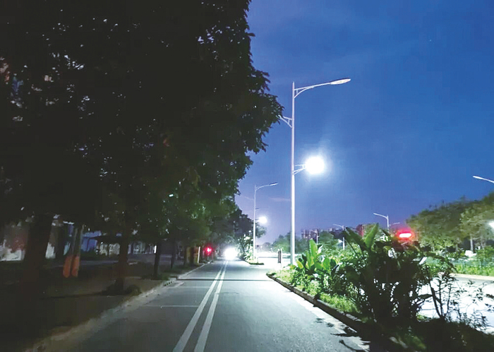     ▶吴圩镇新装的路灯非常明亮。 本报通讯员朱敏 摄
