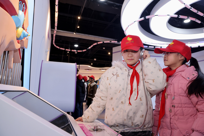 小学生在科技馆开展研学活动,感受科学魅力