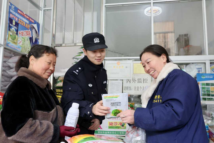 襄阳警方在辖区农贸集市开展“农资护航”专项检查。襄阳警方在辖区农贸集市开展“农资护航”专项检查。资料照片