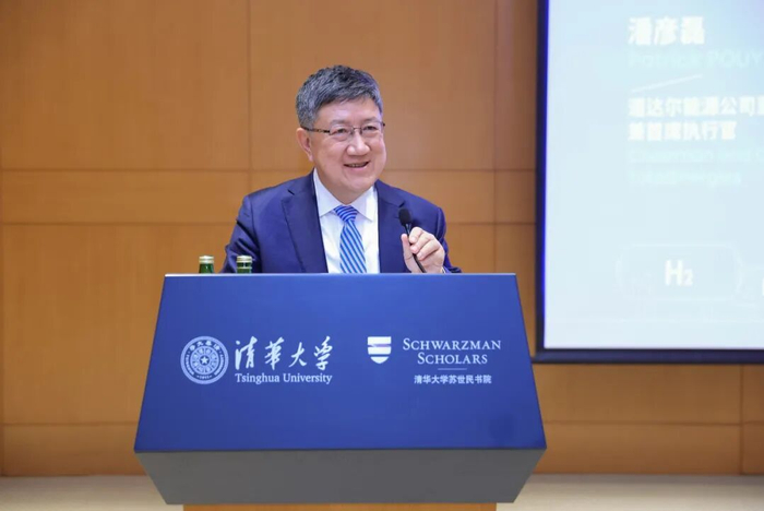 图1：钱小军教授为活动致辞