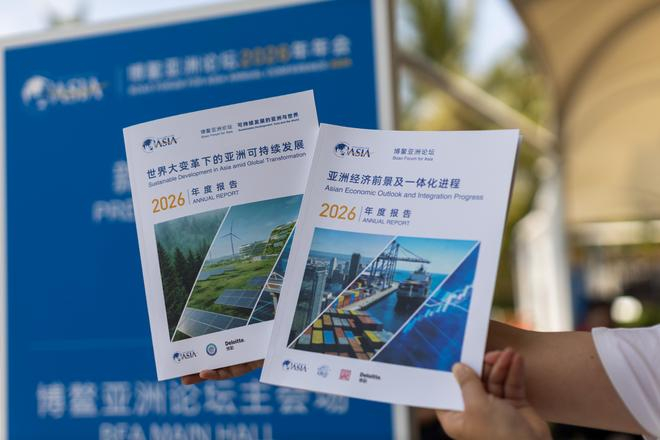 （年会首日发布的旗舰报告。摄影/吴军）