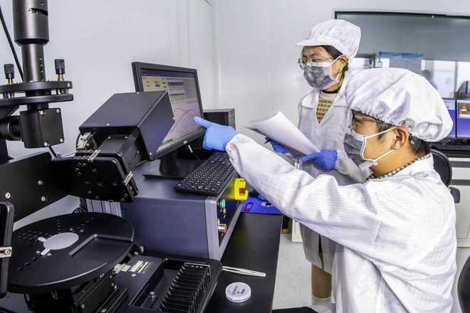  工行北京分行支持的企业技术人员在进行半导体材料的制备与检测操作 刘志良/摄