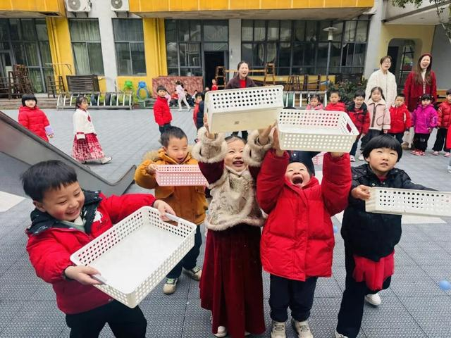 景苑幼教集团的孩子在游戏 受访者供图 