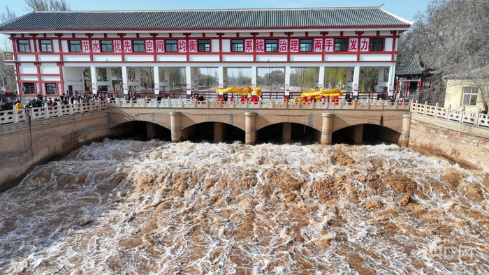 宁夏唐正闸开闸放水（央广网发  黄成虎  摄）