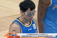 周琦上罚球线~字幕：近3场34罚12中 上一场8罚0中 媒体人绷不住了