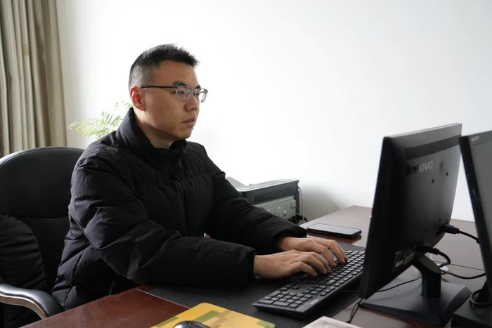 回复网上的求职信息是易俊日常工作的一部分。 受访者供图