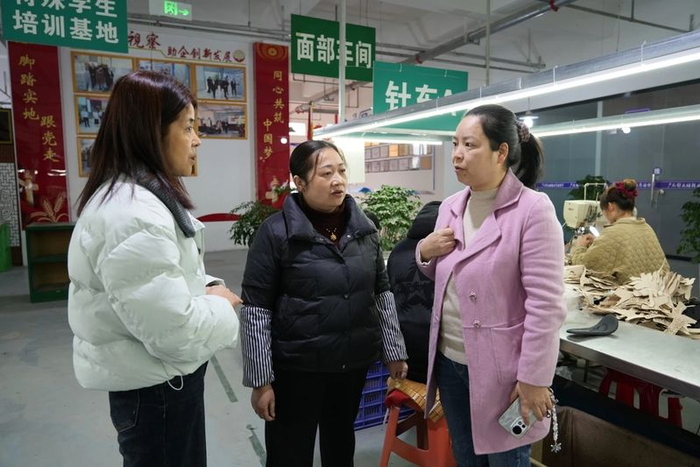 蒋蓉（右一）正在和企业对接。 受访者供图
