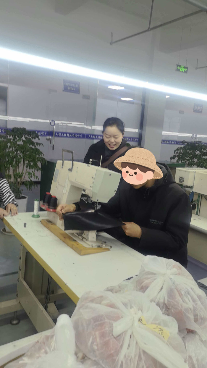 在制鞋厂里，杜衡正在练习针车操作。 受访者供图