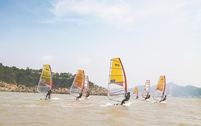 由不同学校的学生组成的福鼎市帆船帆板队在硖门畲族乡青湾村白沙沙滩集训。