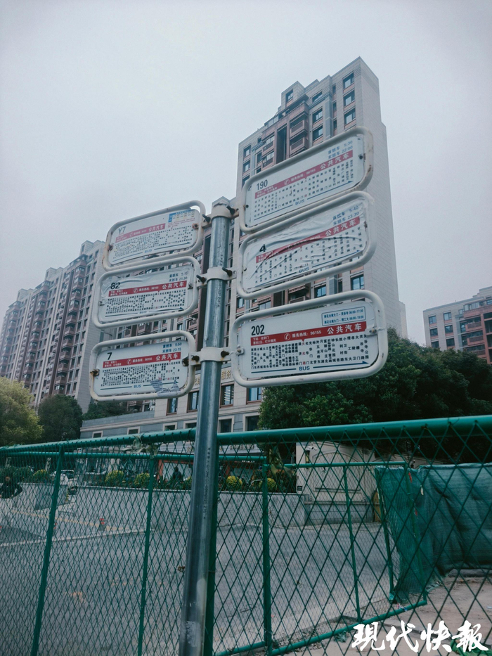 通济门地铁站对面的临时公交站