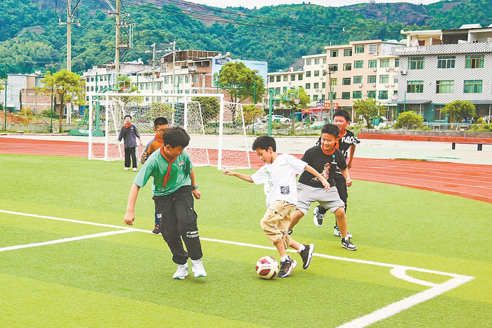 前岐中心小学推广校园足球课程。