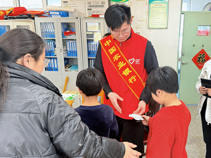■农行青年志愿者收集孩子们的“微心愿”       ■摄/肖建文